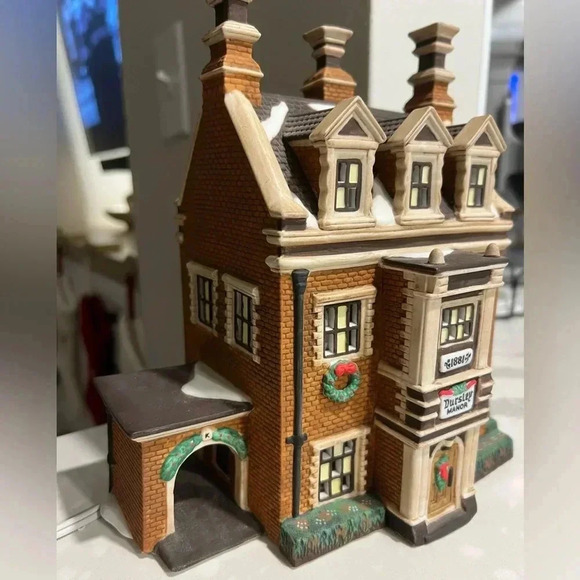 Dept 56 Dickens' Village Series Dursley Manor Christmas Light Up Christmas home - Picture 4 of 12